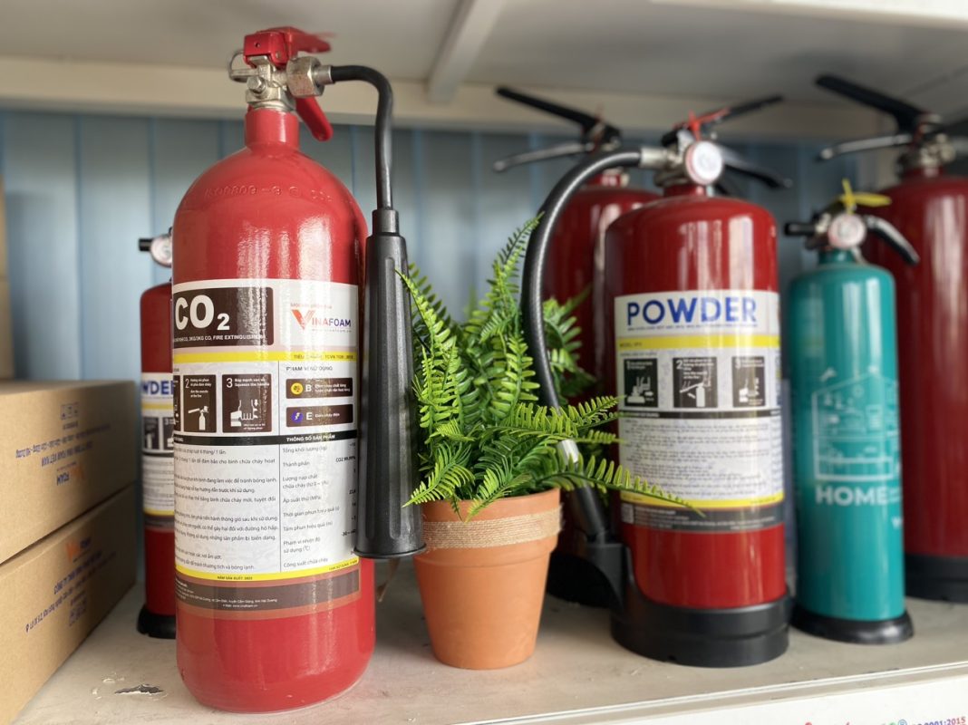 Tại Sao Bình Chữa Cháy Xách Tay Khí CO2 Lại Không Có Đồng Hồ Áp Suất?